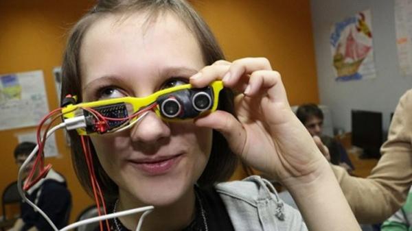 طلاب يبتكرون نظارات خاصة لفاقدي البصر