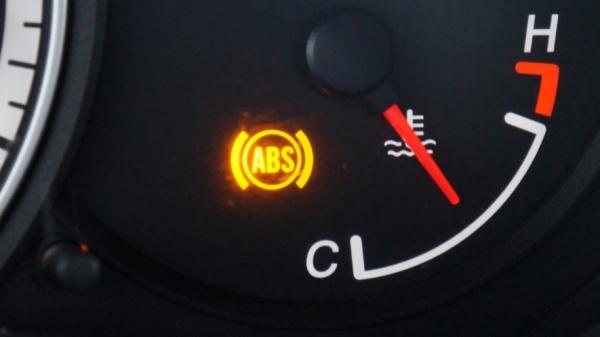 حين تُضاء علامة الـ ABS في السيارة.. هذا ما يجب أن تعلمه