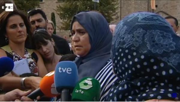 فيديو مؤثر: والدة منفذ هجوم برشلونة تذرف الدموع وتدعو ابنها لتسليم نفسه