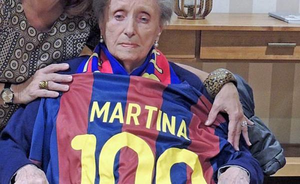 برشلونة يحقق حلم مسنة يبلغ عمرها 100 عام