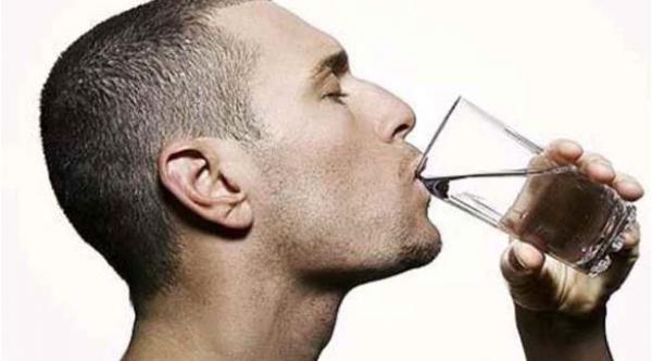 5 أسباب للشعور بالعطش الشديد