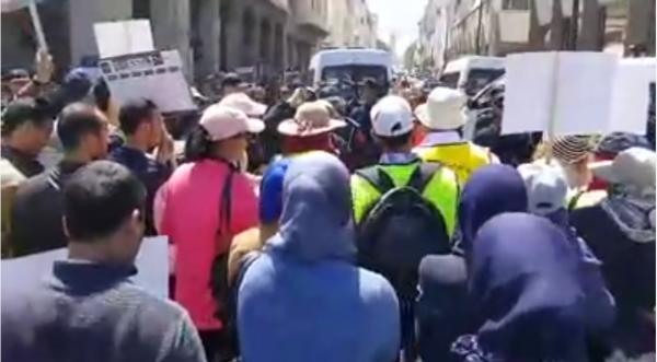 بالفيديو : قوات الأمن تحاصر معطلي محضر 20 يوليوز في تظاهرة عيد العمال
