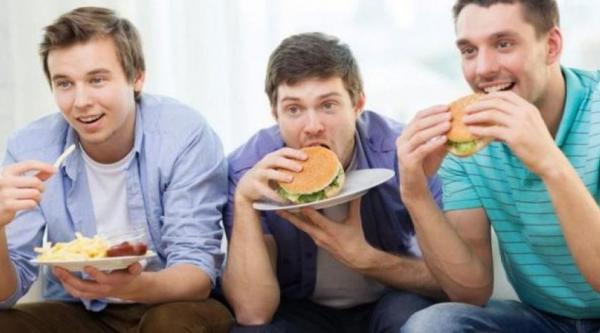 ما هو تأثير تناول الأكل مع الأصدقاء على الكمية الطعام المستهلكة ؟