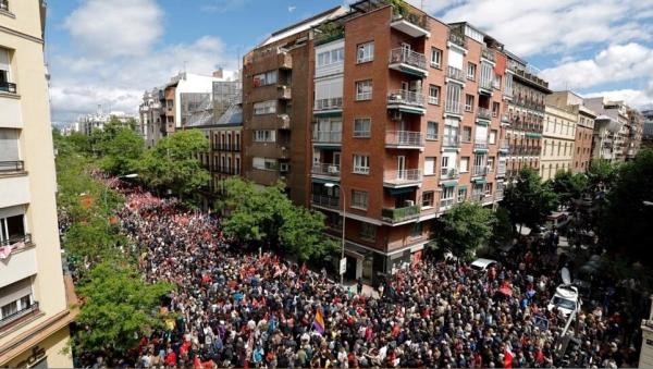 آلاف الإسبان يتظاهرون في مدريد لمطالبة سانشيز بعدم الاستقالة