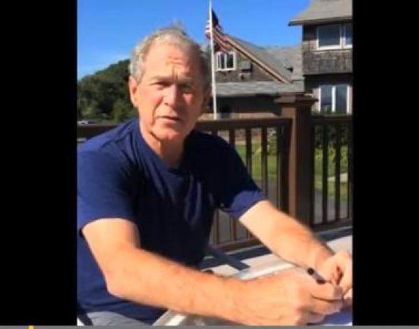 بالفيديو: بوش يشارك في "تحدي الدلو المثلج"