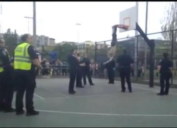 بالفيديو: رجال الطوارئ ينقذون رجلاً يتدلى من حلقة كرة السلة ‏