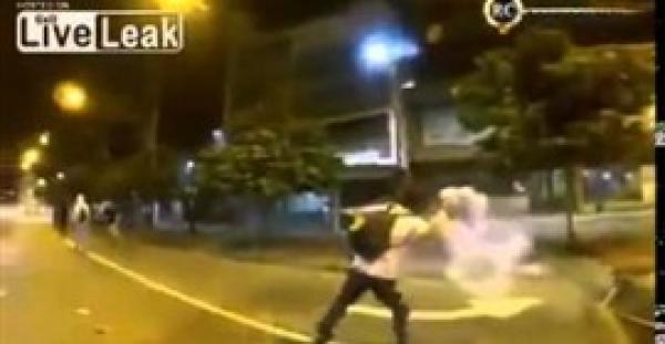بالفيديو.. متظاهر بهونج كونج يلتقط قنبلة غاز ببراعة ويقذفها على الشرطة