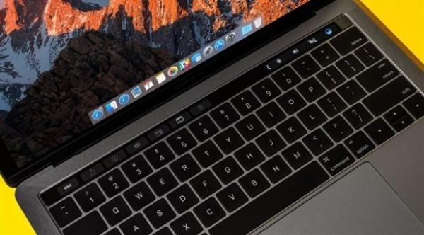 أبل تعتذر لمستخدميها عن مشكلة في لوحة مفاتيح MacBook