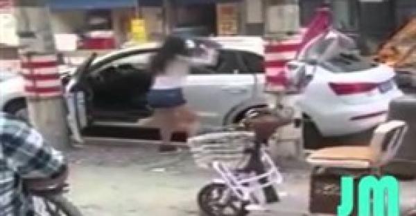 بالفيديو.. امرأة تحطم سيارة هدية من زوجها بحجة حجمها الصغير