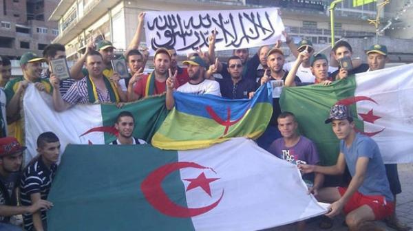 جزائريون يتظاهرون رداً على مجاهرين بإفطار رمضان