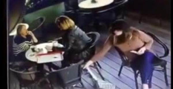 بالفيديو.. ضبط فتاة أثناء محاولتها سرقة حقيبة سيدة بمقهى