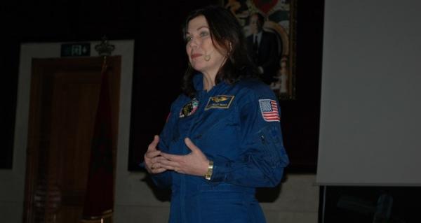 رائدة الفضاء الأمريكية "ماري إيلين ويبير" تحاضر بمراكش حول مسارها المهني ومهماتها الفضائية داخل وكالة (ناسا)