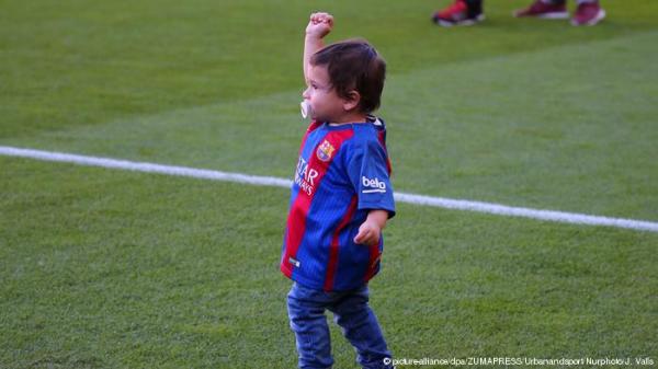 بالفيديو: ابن ميسي يغني ويسدد كرة قوية في "ملعب" والدته!