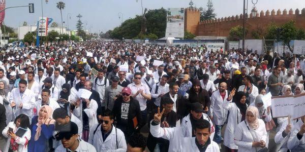 آلاف الأساتذة المتعاقدين يحجون إلى العاصمة الرباط للمشاركة في أول "مسيرة غضب" في عهد "أخنوش"