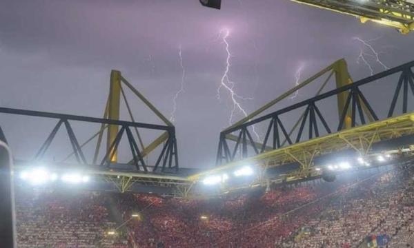 عاجل: عاصفة رعدية توقف مباراة ألمانيا والدنمارك