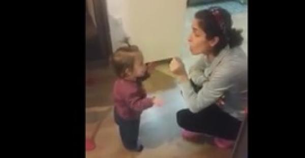 بالفيديو.. طفلة تدخل في مشادة كلامية حادة مع والدتها