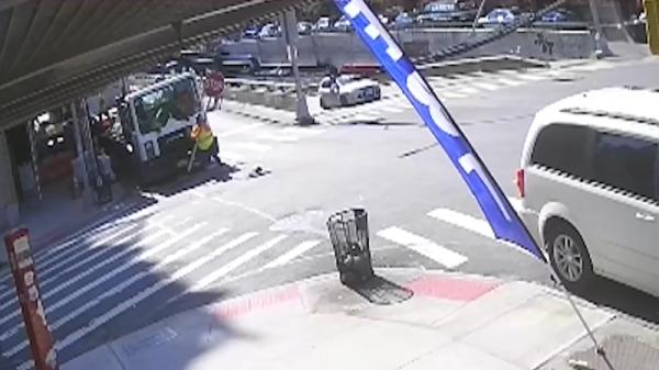 امرأة تنجو بأعجوبة بعد سقوط رافعة ضخمة على سيارتها (فيديو)