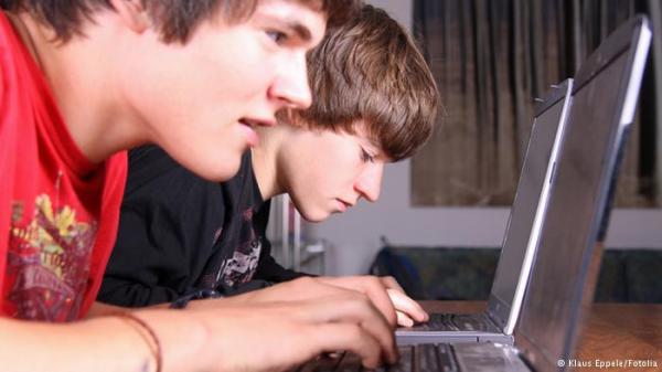 علماء: الإنترنت يرفع ضغط الدم عند المراهقين