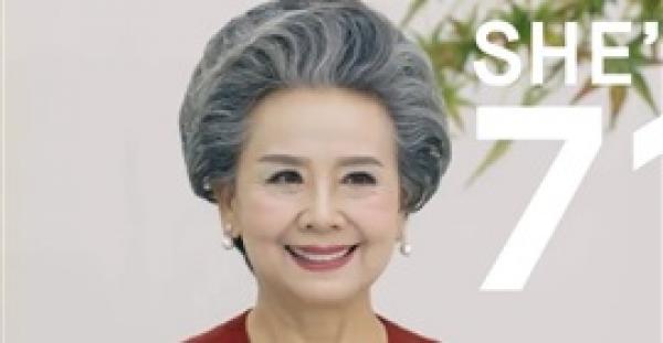 «موديل» صينية عمرها 71 عاما (فيديو)
