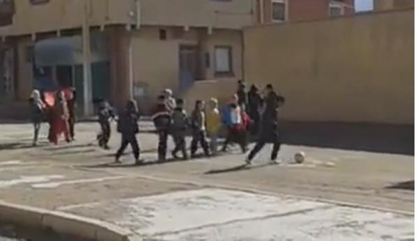 مثير بالفيديو: أطفال مدينة مغربية يخرجون في مسيرة احتجاجية