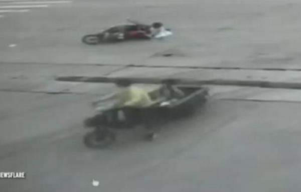 بالفيديو: طفل يقذف من دراجة تقودها والدته إلى دراجة أخرى