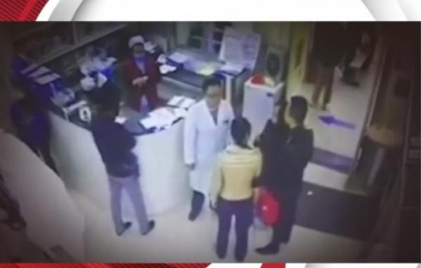بالفيديو: امرأة تضرب الأطباء بعد وفاة قريبها بالمستشفى