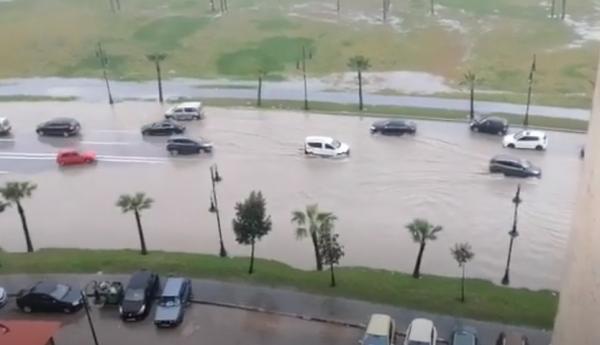 بالفيديو: أمطار غزيرة تغرق شوارع طنجة