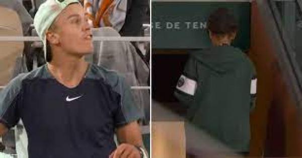لاعب تنس دنماركي يطرد أمه من المدرجات(فيديو)