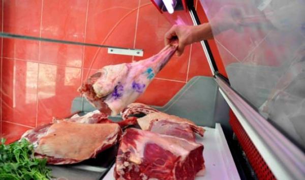 بسبب الجفاف ..  أثمنة بيع العجول تسقط لأدنى مستوياتها و محلات للجزارة تبيع كيلوغرام اللحم بـ50 درهم