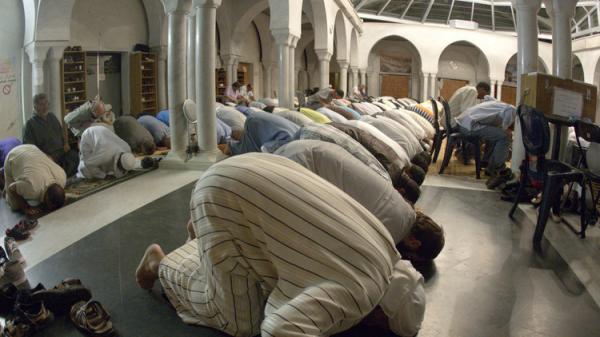 سويسرا تعتقل أربعة مسلمين بينهم إمام مسجد حرض على قتل المتخلفين عن صلاة الجماعة