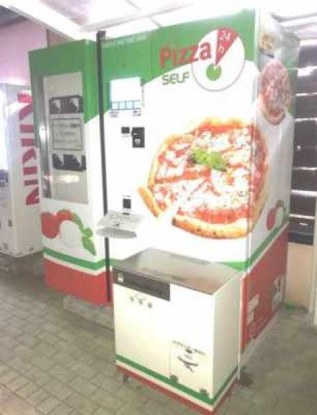 ماكينة يابانية تبيع البيتزا في 5 دقائق فقط (فيديو)