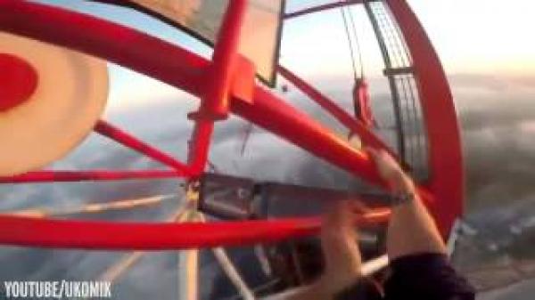 بالفيديو: مغامران يتسلقان جسراً يناطح السحاب ويوثقان لحظة وصولهما