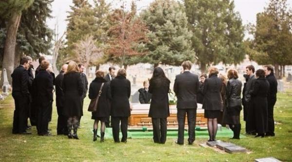 متطفلة تحضر الجنازات على مدى 14 عاماً للحصول على الطعام