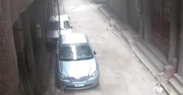 بالفيديو.. لحظة سرقة سيارة مواطن من أمام منزله
