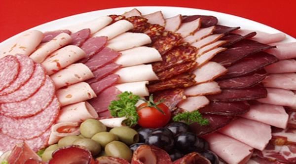 اللحوم الحمراء المصنعة تزيد من خطر الإصابة بسرطان الدم