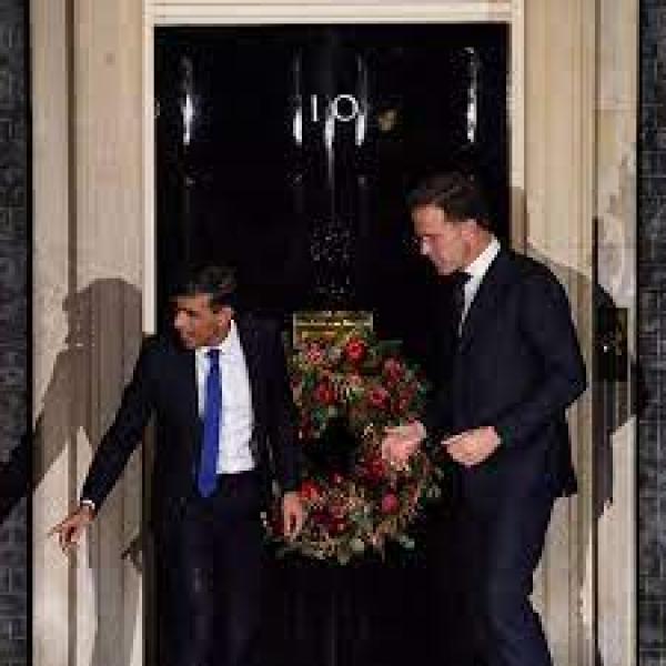 موقف محرج لرئيسي الوزراء البريطاني والهولندي بعد غلق الباب(فيديو)