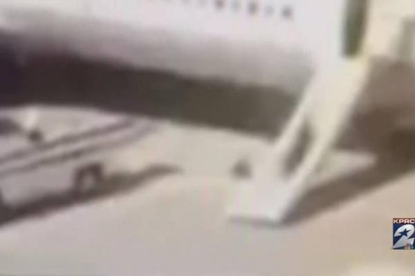 بالفيديو: إقالة مضيفة بعد مغادرتها الطائرة على زلاقة الطوارئ