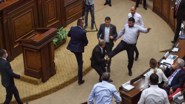 بالزجاجات والأيادي: معركة عنيفة بين نواب الحكومة والمعارضة في برلمان أرمينيا(فيديو)