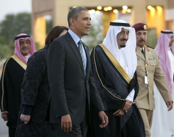 بالفيديو : ملك السعودية الجديد يوقف برتوكول استقبال أوباما لأداء صلاة العصر