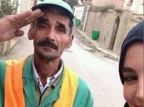 صورة اليوم : فتاة مغربية تلتقط صورة مع أبيها عامل النظافة و تكتب &quot;فخورة بأبي&quot;