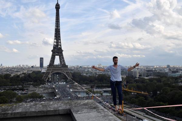 بالفيديو :فرنسي يعبر نهر السين على حبل مشدود بين برج إيفل ومسرح شايو