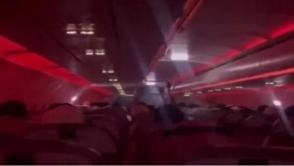 لحظات رعب لركاب طائرة جدة القادمة للكويت بسبب العواصف الرعدية (فيديو)