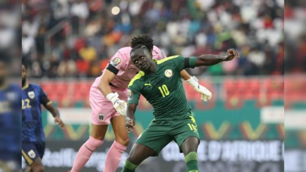 بسبب قوة ارتطام رأسيهما ... إصابة خطيرة لحارس الرأس الأخضر واللاعب السنغالي "ساديو ماني"