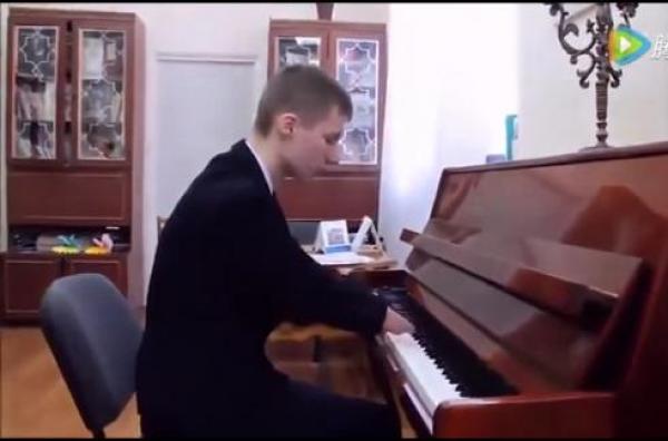 بالفيديو: مراهق يعزف على البيانو من دون يدين