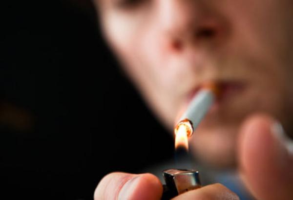 التدخين يغذي مدمنيه بدوافع الانتحار