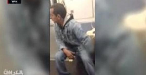بالفيديو.. رجل يتحرش بفتاة أثناء نومها في المترو
