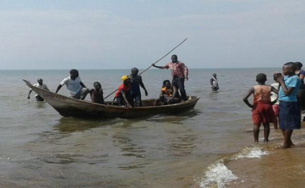غرق فريق كرة قدم ومشجعوه في قارب غرب أوغندا