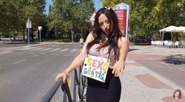 طيحت لوراق..."سارة كول" تعرض خدمتها الجنسية بالمجان في شوارع مدريد(فيديو)