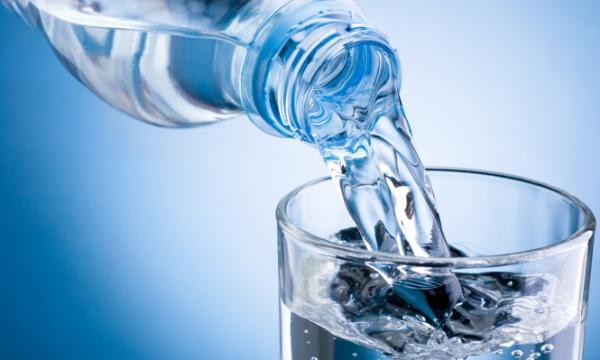 انتبهوا لصحتكم...جمعية لحماية المستهلك تحذر المغاربة من شرب المياه المعدنية لشركة معروفة جدا