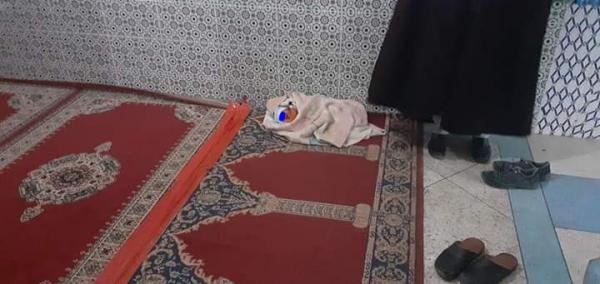 مأساة... مصلون يعثرون على مولود أمام باب المسجد بعد صلاة الفجر